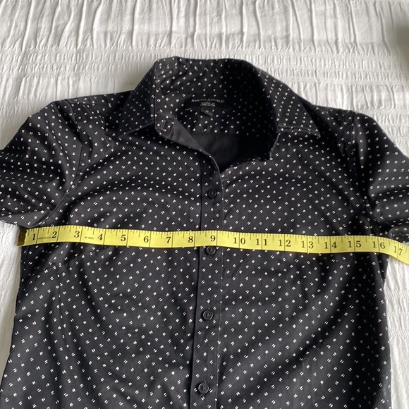 Banana Republic black & white tailored fit button down shirt. Size 0. - Picture 4 of 9